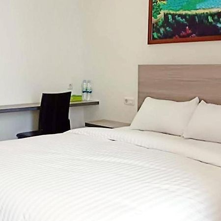Twospaces Living At Maximus Inn Palembang Extérieur photo